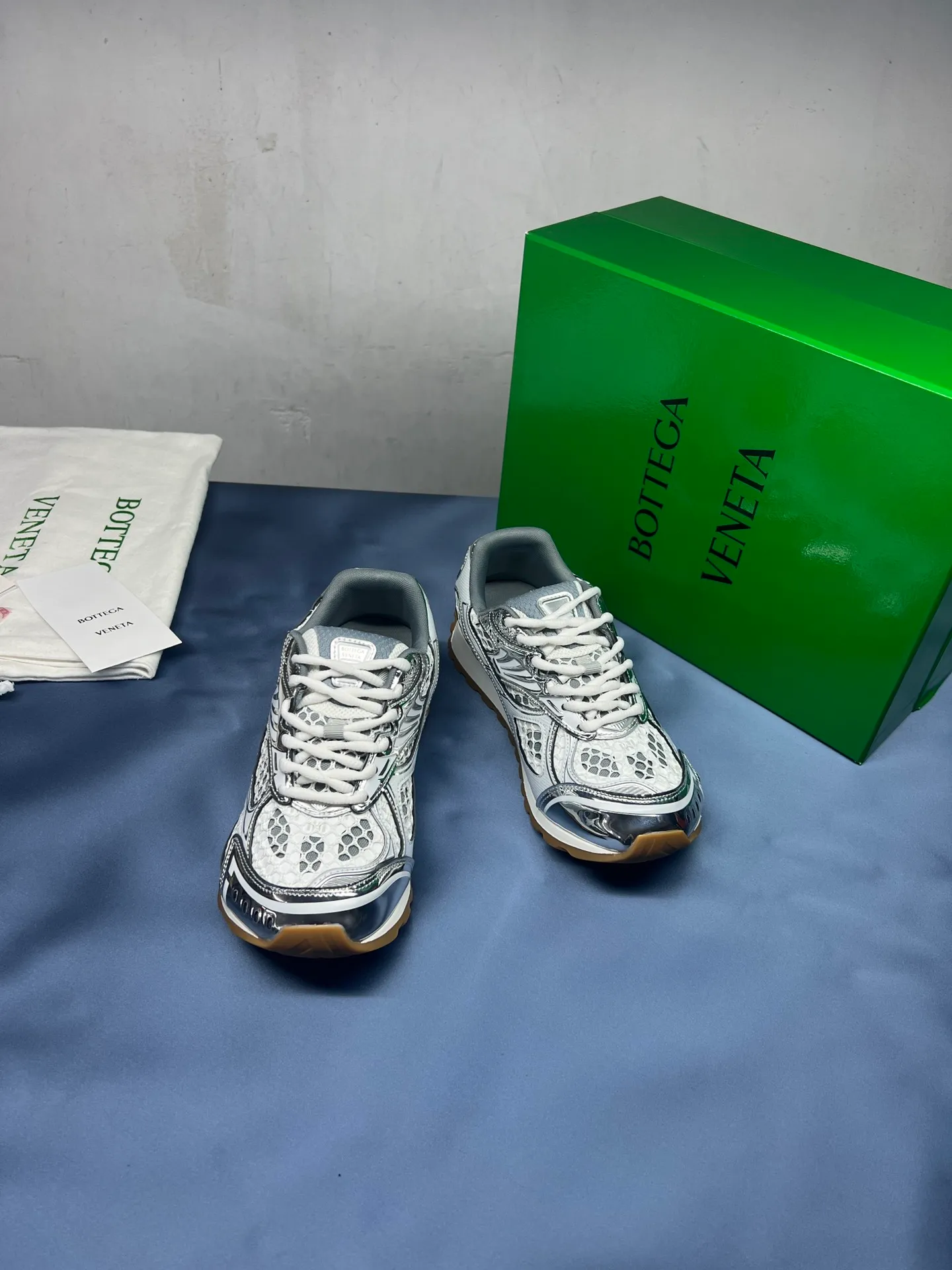 👟👟Ex-factory price 600👟👟 Men's size +10 Real photos 🔥🔥BV Orbit sneakers Wang Yibo's same style couple's dad shoes Runner sneakers, made of lightweight technical mesh fabric. Matched with geometric pattern designed rubber outsole Wang Zha series high version Look for the package craftsmanship The actual height is much higher, but the legs are still slim. Very nice and playable and durable Matching to the standard 💯 Package shoe technology Look for the high version The outsole is made of color-blocked TPU outsole Women's model 35 36 37 38 39 40 41 (40 41 customized) Men's model 39 40 41 42 43 44 45. (Customized size 45) (Customer logo can be accepted without refund or exchange at a favorable price) Equipped with original packaging